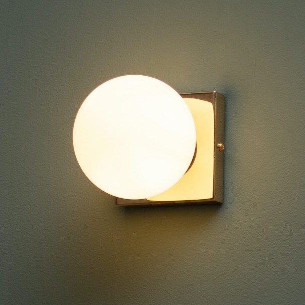 Small and discreet wall light