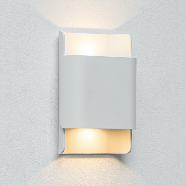 Wall light for a warm atmosphere