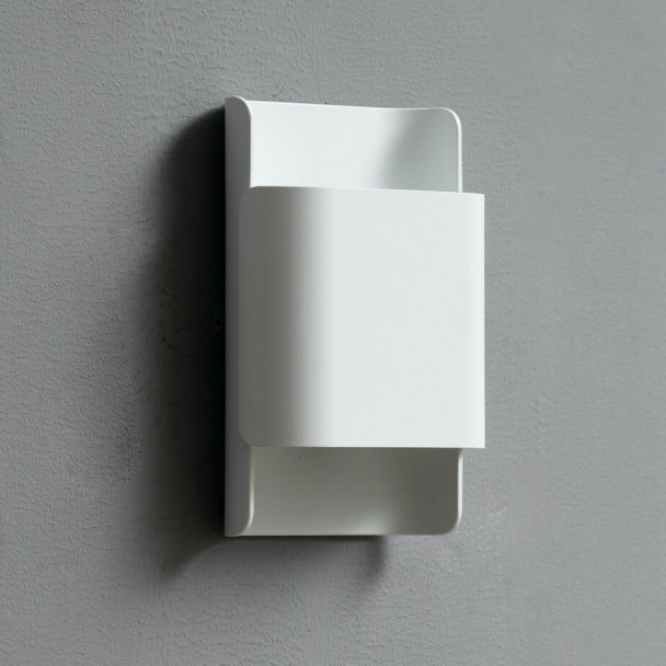 Double-flooded wall light