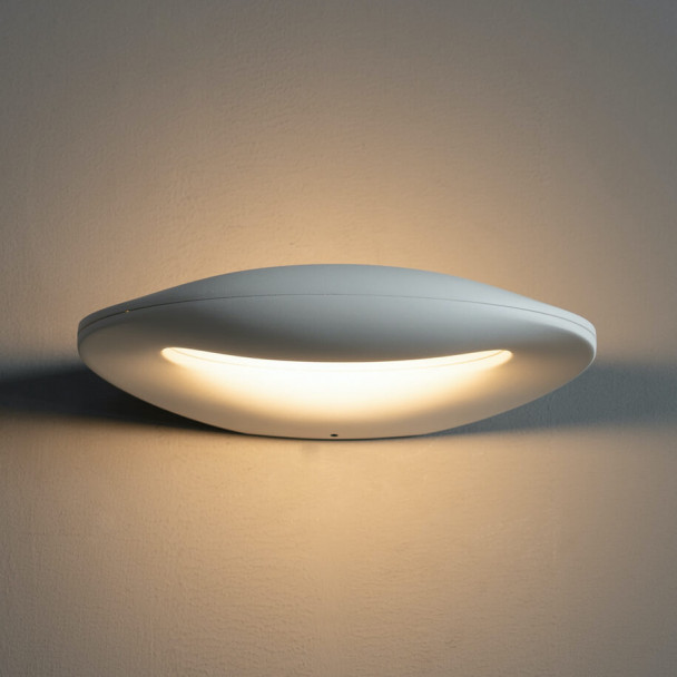 White wall light in aluminium.