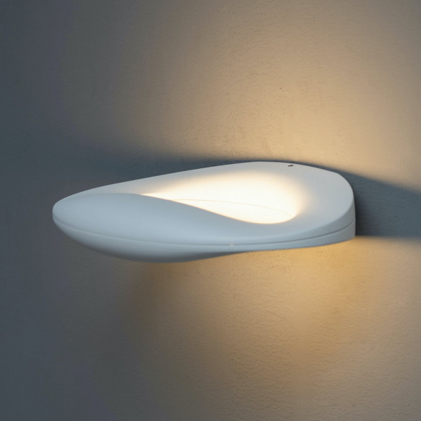White wall light in aluminium.