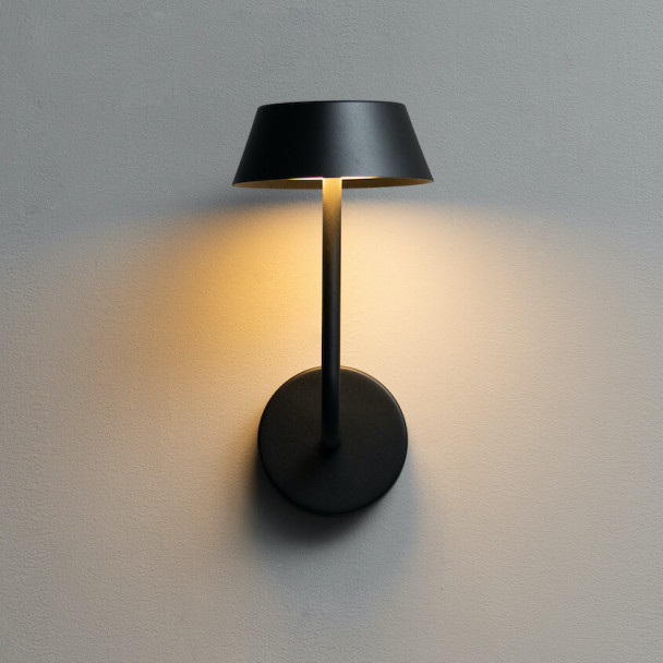 Modern and discreet black wall light
