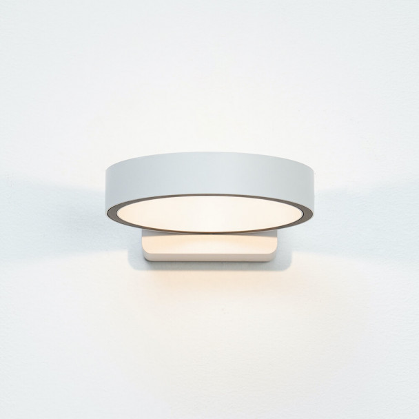 Illuminated round wall light