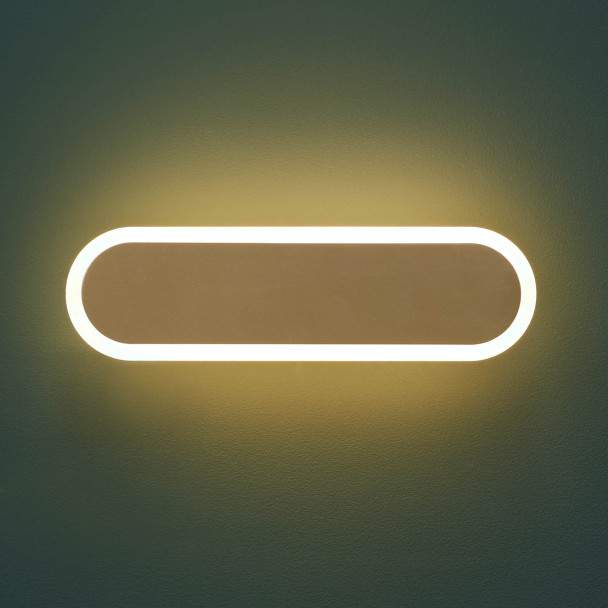 Discreet gold wall lamp