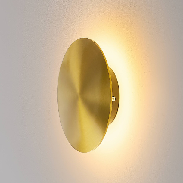 Gold finish with warm lighting - Dorenis
