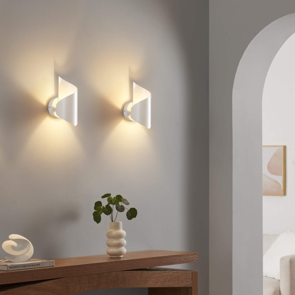 Small 25 cm matte white twisted-design ambient...