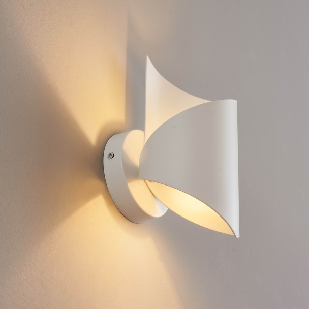 Small 25 cm matte white twisted-design ambient...