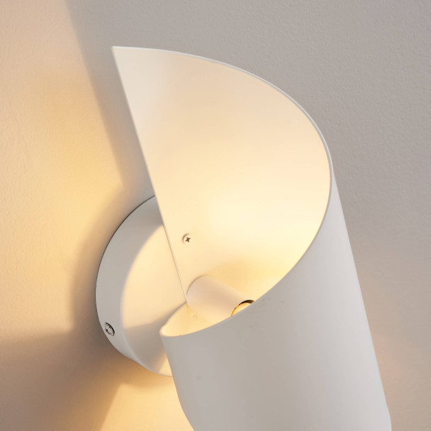 Small 25 cm matte white twisted-design ambient...