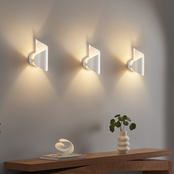 Small 25 cm matte white twisted-design ambient...