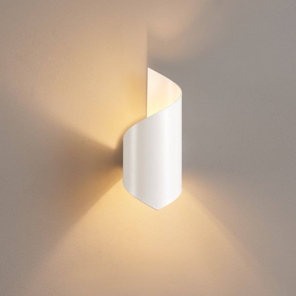 Small 25 cm matte white twisted-design ambient...