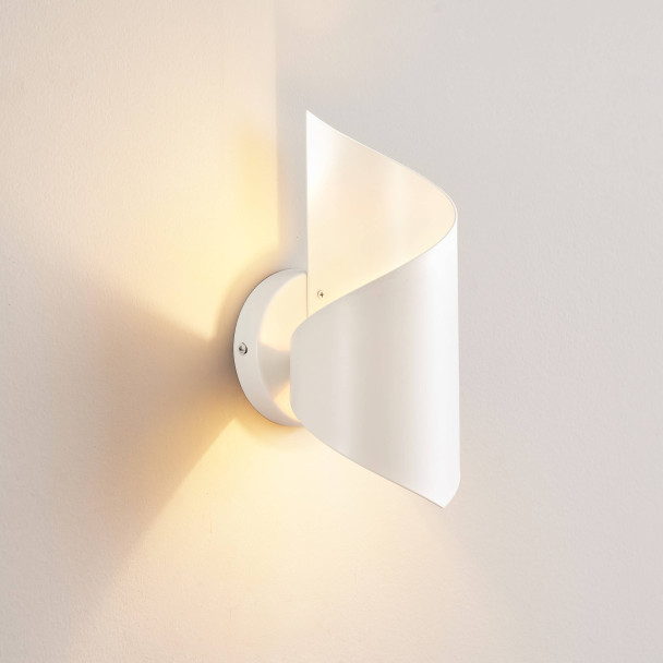 Small 25 cm matte white twisted-design ambient...