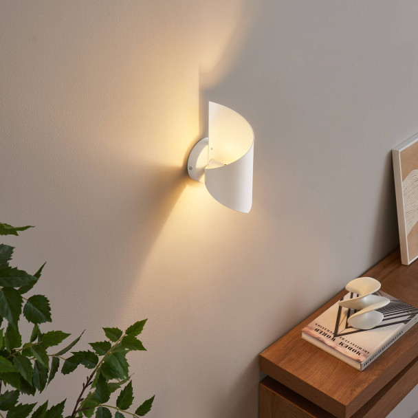 Small 25 cm matte white twisted-design ambient...